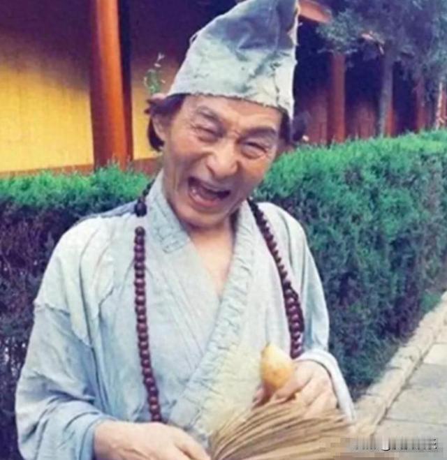 游本昌遗体告别会今日举行，众人送别济公爷爷
 
9月30日上午，著名表演艺术家游本昌遗体告别仪式在北京八宝山殡仪馆兰厅举行。游本昌于9月24日凌晨离世，享年93岁。
 
告别厅外一早便排起长队，不少普通影迷自发赶来献花送别。大厅两侧悬挂挽联：质朴谦和坦荡面对人生，正直热情毕生追求理想，横批写着“缅怀