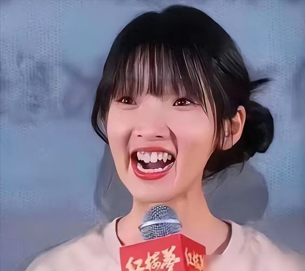 李雪健儿子当导演，老头儿看完粗剪直接甩了句：离专业导演还差得远。

李亘没吭声，拿回去改了一年。第二年再给老爷子看，李雪健没说话，鼓了鼓掌。第三年，电影上了北影节大银幕，老头儿看完才松口：这小子能干导演这行了。

这父子俩，圈里几乎没人知道是父子。李雪健早把话撂下：我的名誉是我的，你的路自己走，借我