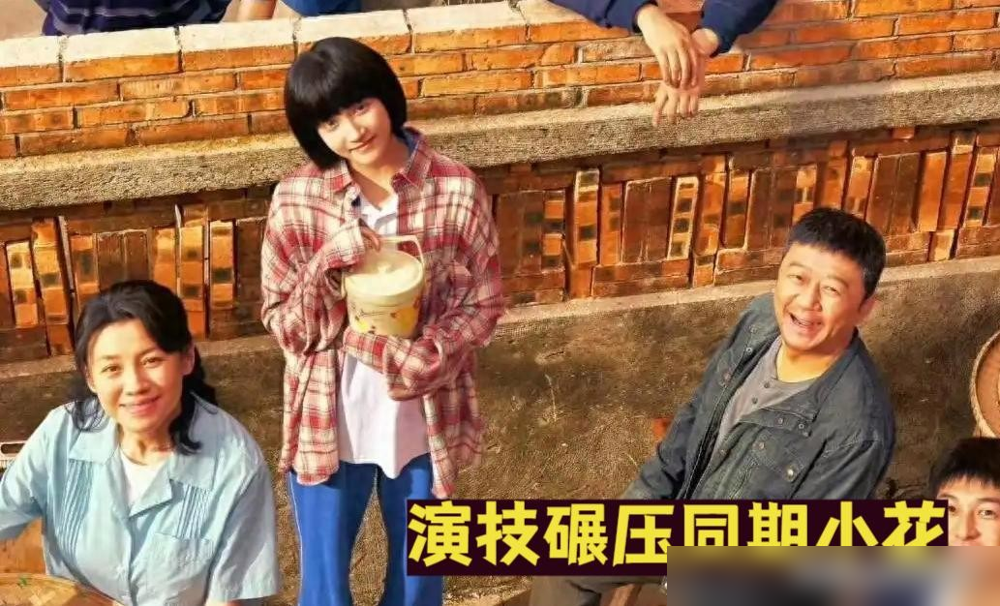 58岁郭涛喊51岁郭晓冬大哥？观众彻底看懵了！
新播的《生逢其时》里，这出年龄乌龙还不止一处。
51岁的郭晓冬，还要给比自己大13岁的霍青演儿子。
郭涛的扮相，和演郭晓冬父亲的霍青年龄感几乎没差，硬生生差出两个辈分，看剧全程跳脱出戏。本来两位都是观众认可的实力派戏骨，结果选角逻辑乱了套，再好的