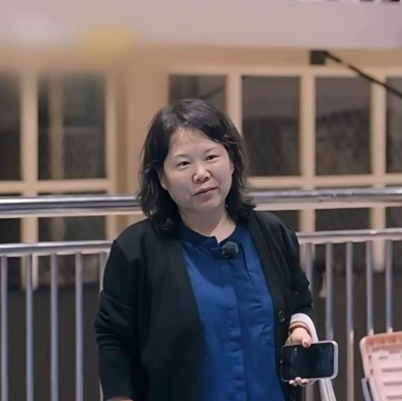 张家齐退役后上综艺，跟妈妈的相处让不少人看得直皱眉。最近又刷到个说法，说节目组最开始找的是她本人，她没同意，后来才找到她父母。传得有鼻子有眼，但翻了一圈，没看到任何官方回应，主流媒体也没报过这事。说白了，就是个没实锤的网传版本。
不过节目里那段金项链的互动，确实让很多人看完心里不是滋味。母女之间的别