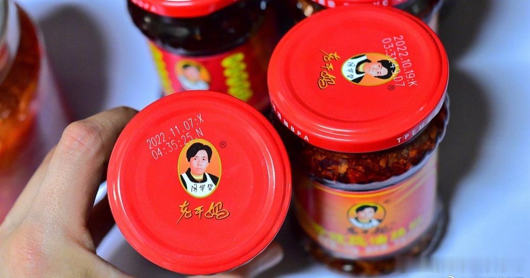 #AI裁员风波致老干妈销量腰斩#
🍃一瓶国民辣酱，意外卷入了一场关于“AI与人”的舆论风暴。高管分享AI视觉质检提质增效的行业案例，在信息流转中，却被截取、放大成了“AI裁掉600名拣椒工”的惊悚叙事。尽管官方火速辟谣，但线上销量下滑的曲线，依然印证了谣言对品牌信任的真实杀伤力。
 
其实，大 ​