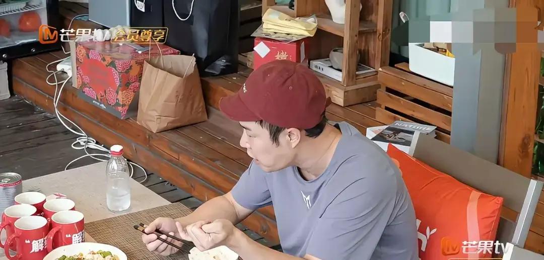 谁能想到，当年被全网嘲笑土气、不被看好的一家三口，现在不声不响全活成了赢家。
沈春阳对自己下手有多狠，很多人根本想象不到。
为了在镜头前摆脱以前那种胖乎乎的喜剧标签，她硬生生把猪肉、鸡肉、羊肉全给戒了，平日里最多偶尔尝几口鸭肉或者鹅肉，这种近乎严苛的忌口，一坚持就是好多年。
普通人管住嘴三天都