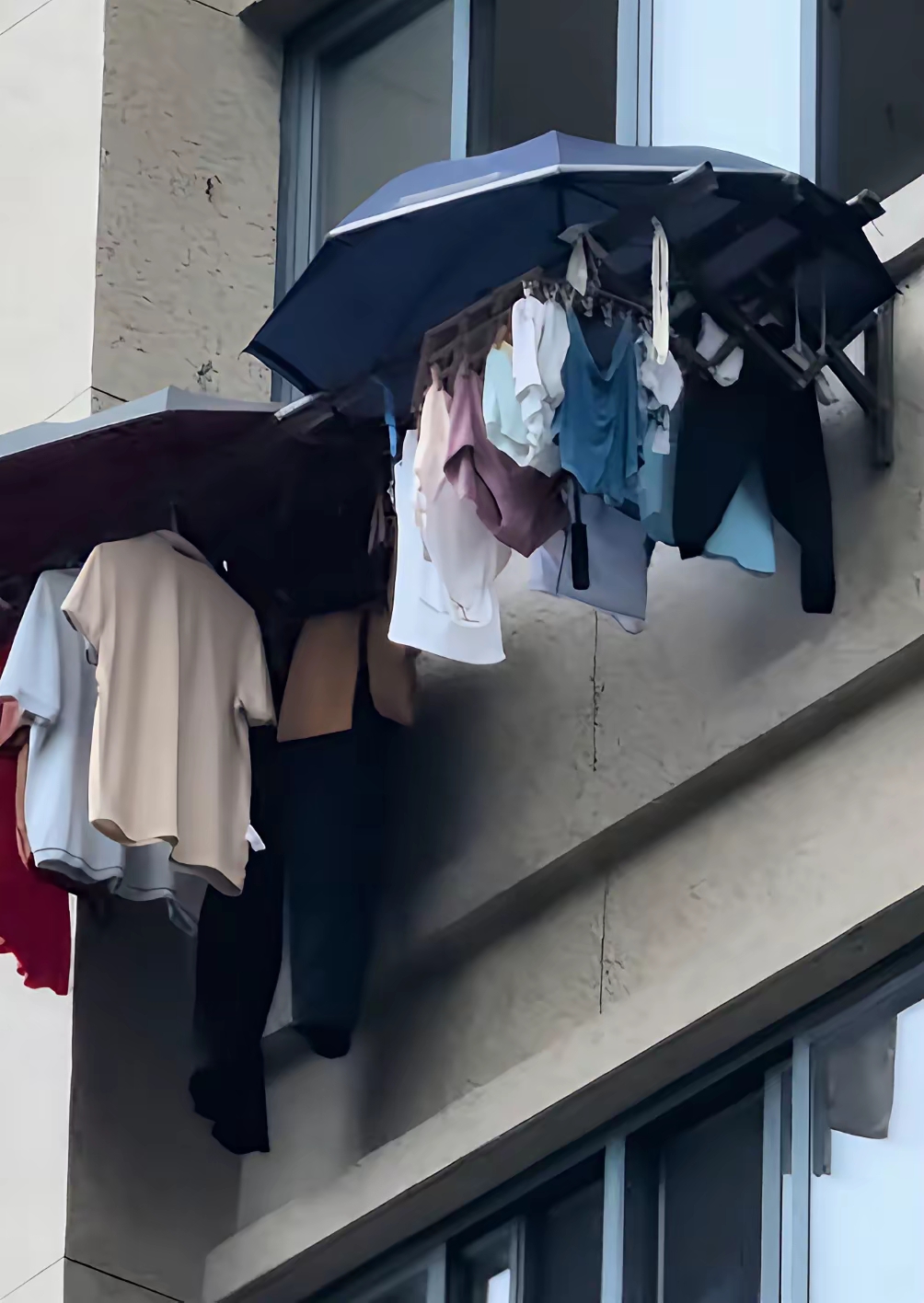 真有意思，看见有一家人在窗外晾衣服时，衣服上面撑一把伞。不懂就问，为什么要这样做？其他人见过这样晾衣服的吗？

我个人觉得这样做不太安全，如果大风天，把伞和衣服刮下来，是不是属于高空坠物，要是砸到人就不好了。