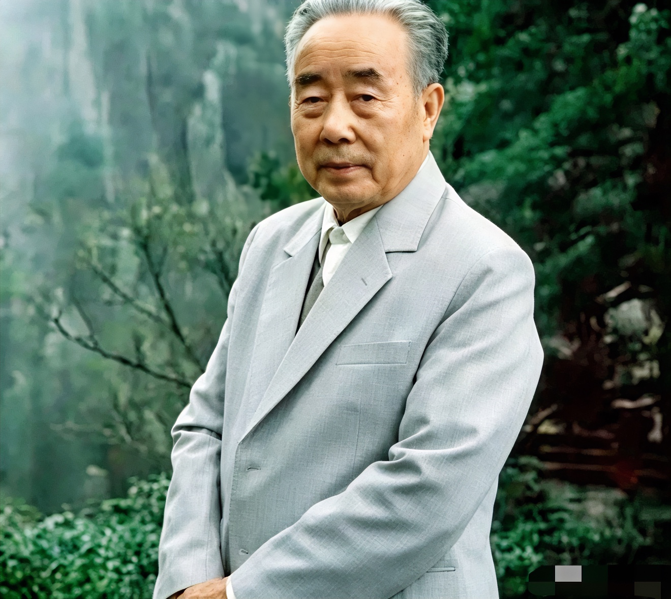 他是彭德怀秘书，也是开国上校，1959年被另行分配，1988年升中将