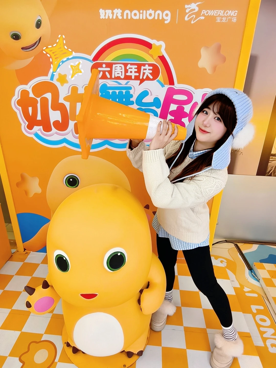 宝杨宝龙广场也太会了！💛奶龙陪我逛街啦