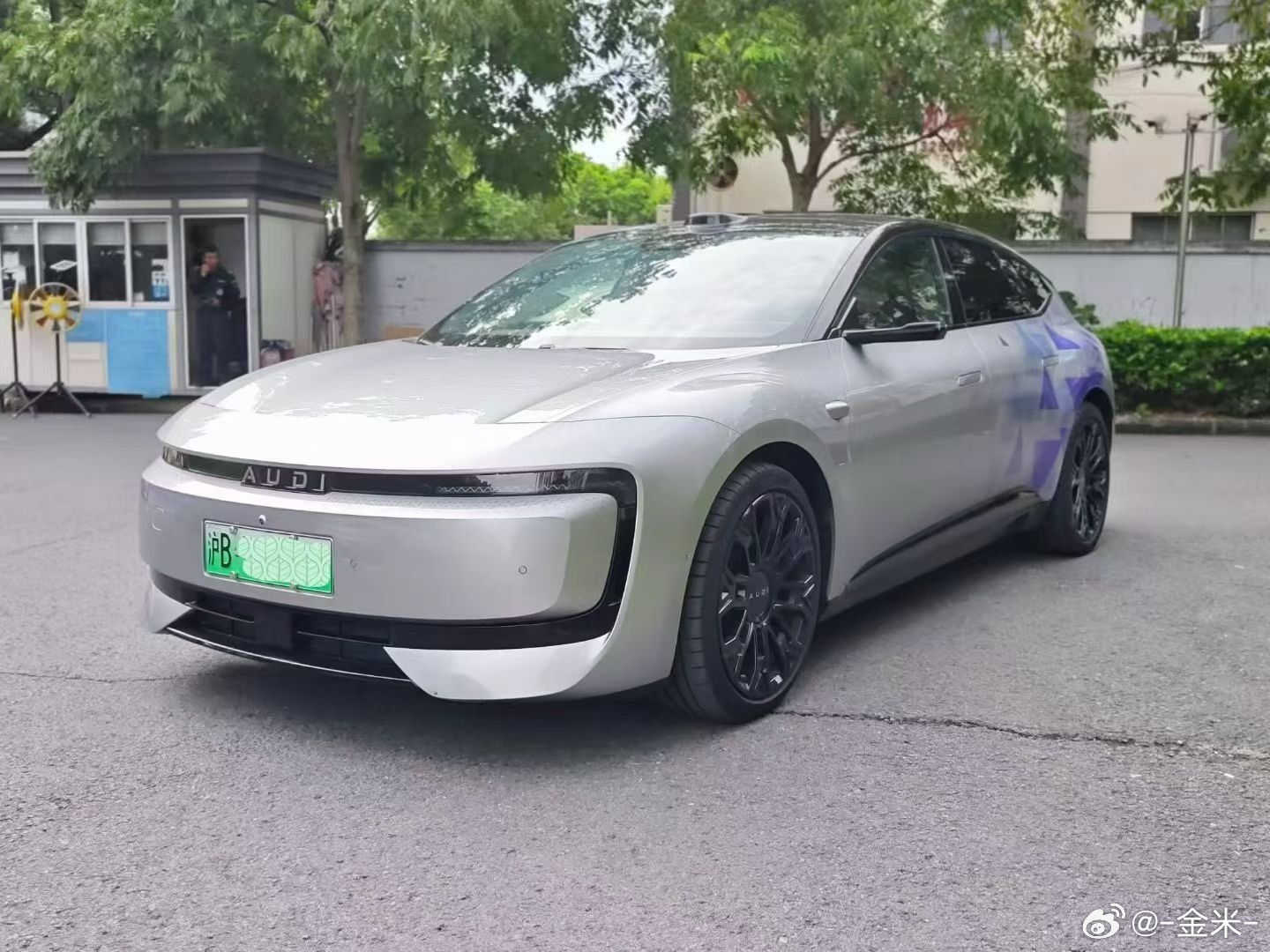 极致性价比来了！2026款 奥迪E5 Sportback 钦定性能quattro型，仅行驶8000公里，车况原版原漆，双电机四驱、空气悬架、后轮转向、Momenta智驾，送沪牌！

#奥迪##新能源大牛说##二手车##上海[地点]# ​