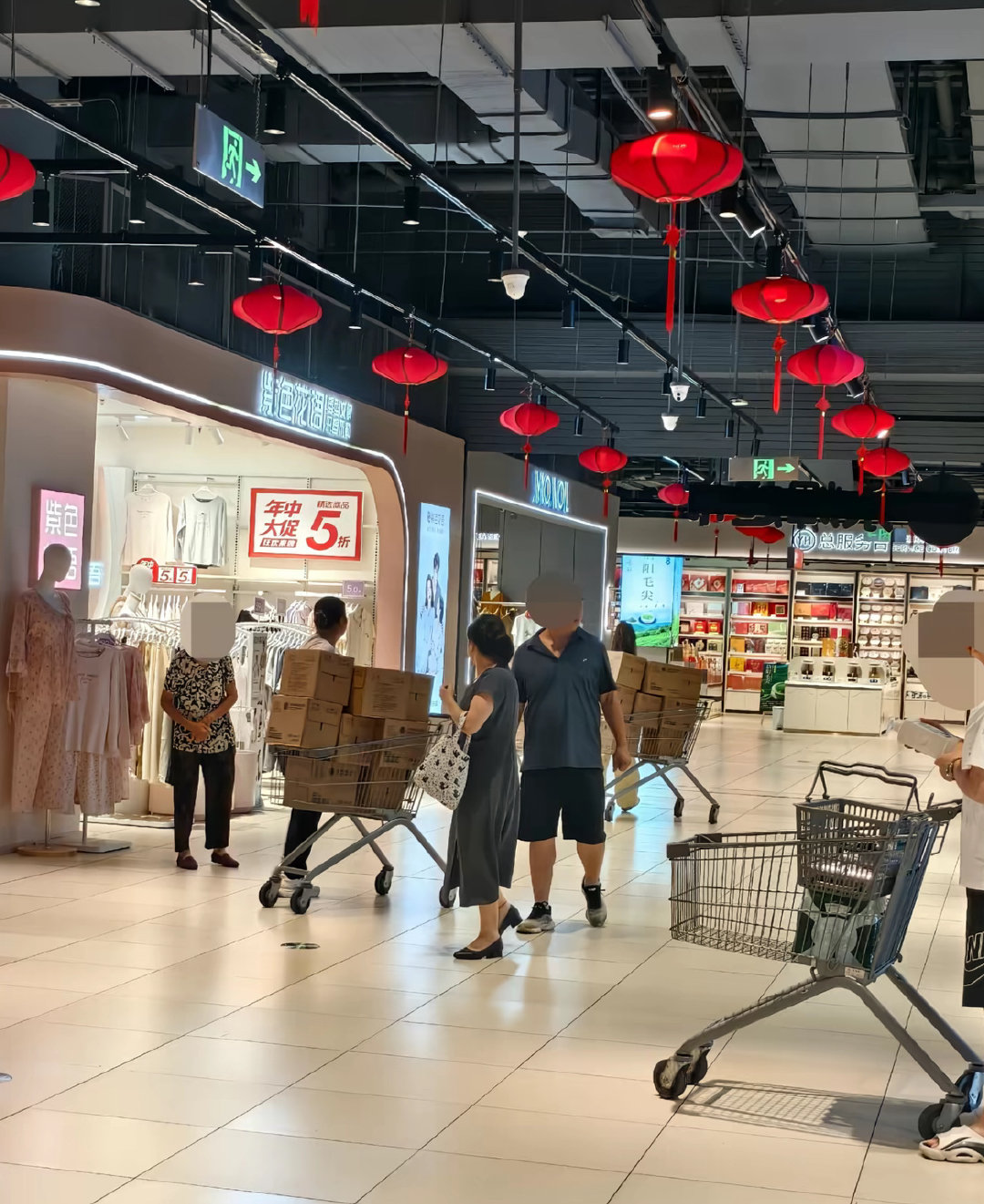 #永辉等胖改超市减少胖东来商品#

不少网友发现永辉步步高这些胖改超市里，胖东来的啤酒洗面巾这类热门商品变少了。超市这边回应说是定期调整和暂时缺货，常规货架依旧会供货。 ​