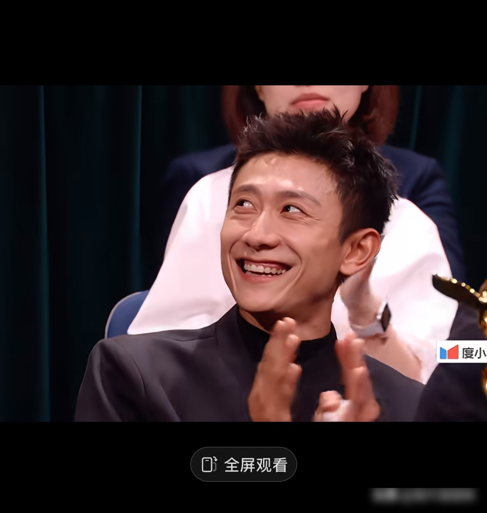 杨紫被沈梦辰当众点名清唱，这姐直接一句来啊，张嘴就是《好运来》。调儿跑了几个弯儿，词儿也半路丢了两句，台下张一山边笑边鼓掌，手就没停过。俩人座位挨着，从进场就热聊，一个敢唱，一个敢捧。忘词算什么，人脉和松弛感才是真底牌。大型晚会翻车，旁边坐个不装的好友，比拿奖还体面。