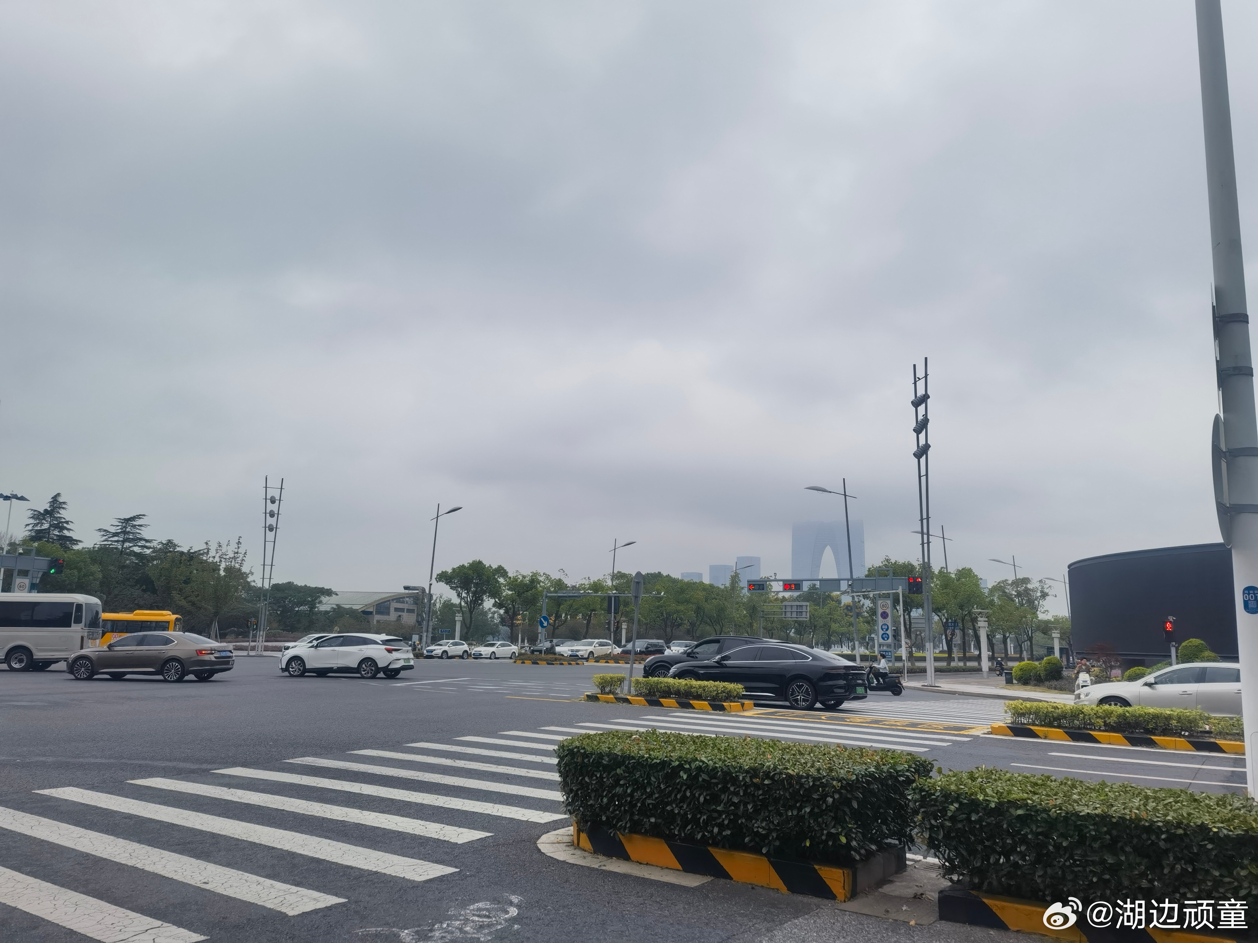 【又见堵门】在多个小区大门遇见车子堵门，是开车人故意堵门！为何堵门？是门卫不放行，于是堵门！为何不放行，一是已过规定时间外来车辆不让进了；二是屡次在小区违规停车列入黑名单了！小区是公共住宅小区，必须有制度，必须有管理，除非自己买地造个独栋别墅，爱怎么停就怎么停，不过现在似乎也不可以了，苏南农村也实行车位停车制了！既然住在公共住宅小区，就得服从管理，消防通道必须保持畅通，停了不走，就是违规，违规了就得警告、贴条、锁车，然后就只能不让你进来了！又申辩我没地方停车。买房时一般车位能买到，又说我是二手房，想买车位早已没有，那请问买房时是否考察过停车问题，相信停车问题也是考量之一，因为买房一定是成人的行为。小区就那么大的空间，不可能凭空变出车位，买时不考虑，入住后找谁要车位？据说有的小区也帮助想了办法，去有关单位租赁了部分车位，又嫌有点距离不方便，车位费高于小区内不合算。于是，不让我进，就堵门！可堵门首先就侵犯了其他业主的权益，妨害了小区正常通行秩序！因此，堵门，就是一种无赖行为！[难过][...