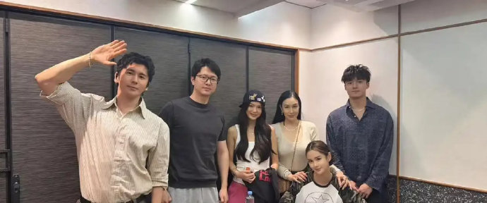 18岁Jaden带男友Louis正式见家长，饭局合影钟丽缇满脸笑意十分认可 ​