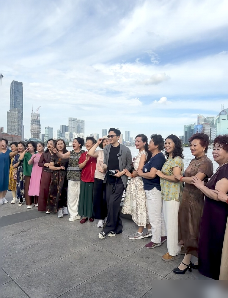 张智霖顶着一头白发白须逛叉烧店，袁咏仪直接拍下来发网上，配文就俩字：野生老头。
镜头前染黑发、西装笔挺，那是工作服。私下里头发全白、胡子拉碴，买烧腊都懒得打理。有人惊讶他怎么老成这样，袁咏仪补刀：不工作谁给你染头啊。
张智霖自己也认。上综艺背歌词记舞步，以前一遍过，现在得死磕十遍。他说最怕观众可
