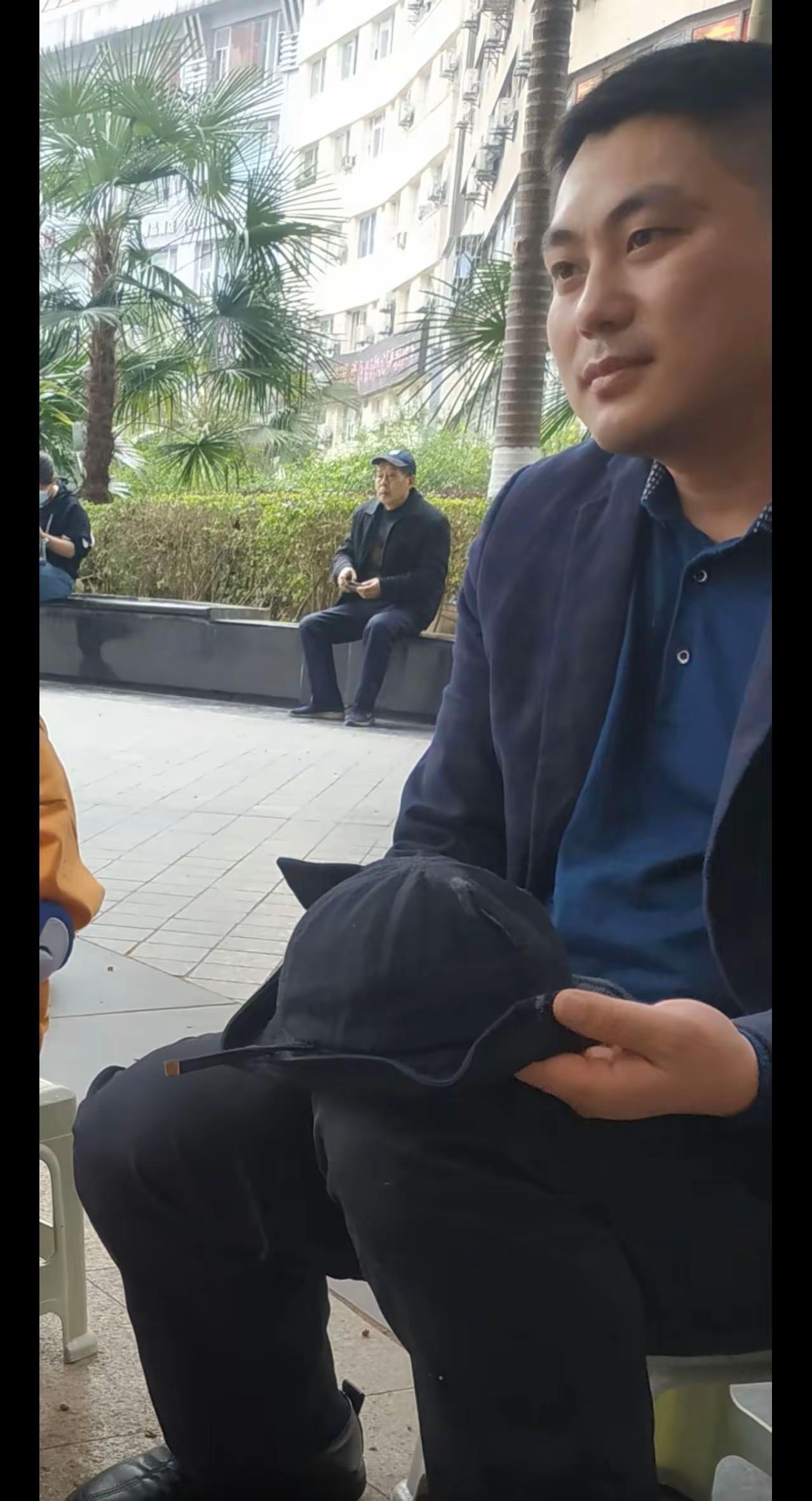 紧急寻人❗❗这名中年男子已经失踪12天。✅最后目击：3号上午在万州西山车站附近出现，手机定位后续在瀼渡镇。男子样貌：短发，图里身穿深蓝色外套、蓝色上衣，黑裤子。如果有人看见他，不要惊扰，请马上拨打110报警！请万州的朋友们帮忙多多转发，帮忙留意，希望早日平安回家🙏