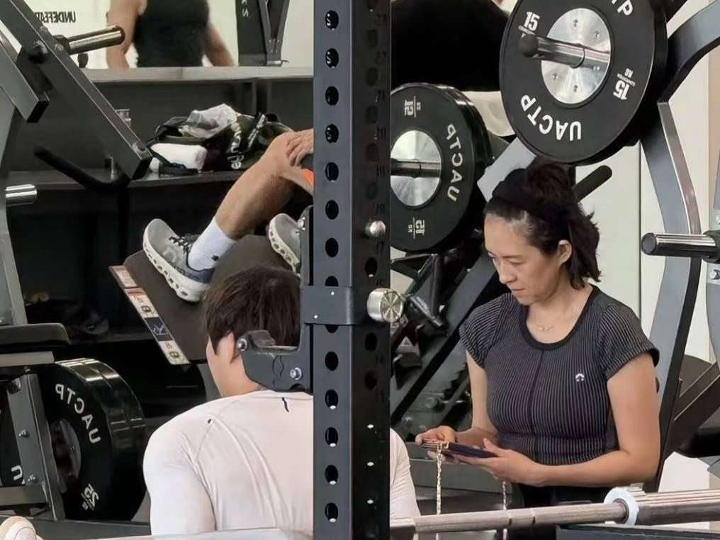 素颜、头发随便一扎、小腹微隆：46岁章子怡活成很多人不敢的样子