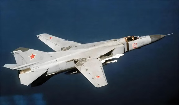 米格-23战斗机介绍
基础概况
米格-23（МиГ-23，北约代号：鞭挞者），是苏联米高扬设计局研发的单发可变后掠翼超音速战斗机，属于第二代战机的后期型号，1967年首飞，1970年正式列装苏联空军，用来替代米格-21，兼顾制空拦截与对地攻击任务，也是苏联第一款批量服役的可变后掠翼战机。
核心参数
- 乘员：1人
- 动力：1台R-29-300涡喷发动机
- 最大飞行速度：2.35马赫
- 实用升限：18300米
- 航程：约1150千米（内油），外挂副油箱可拓展至2800千米
- 机翼：可变后掠设计，后掠角可在16°~72°之间调节（低速小后掠提升起降与盘旋性能，高速大后掠降低阻力）
武器与航电
1. 机载武器：一门23毫米GSh-23双管机炮；机翼与机身挂点可挂载R-23中距空空弹、R-60近距格斗弹，也可挂载航空炸弹、火箭弹执行对地打击。
2. 航电：配备“蓝宝石-23”脉冲雷达，具备超视距拦截能力，但早期型号下视能力较差，自动化程度不高，人机界面比较简陋。
衍生型号
- 米...