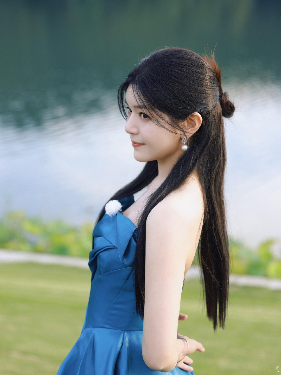 #我家那闺女[超话]#  [来抱抱]#我家那闺女街采片#
期待陈妍希 期待妹妹姐～已经迫不及待要看姐姐的日常啦[流鼻血] ​