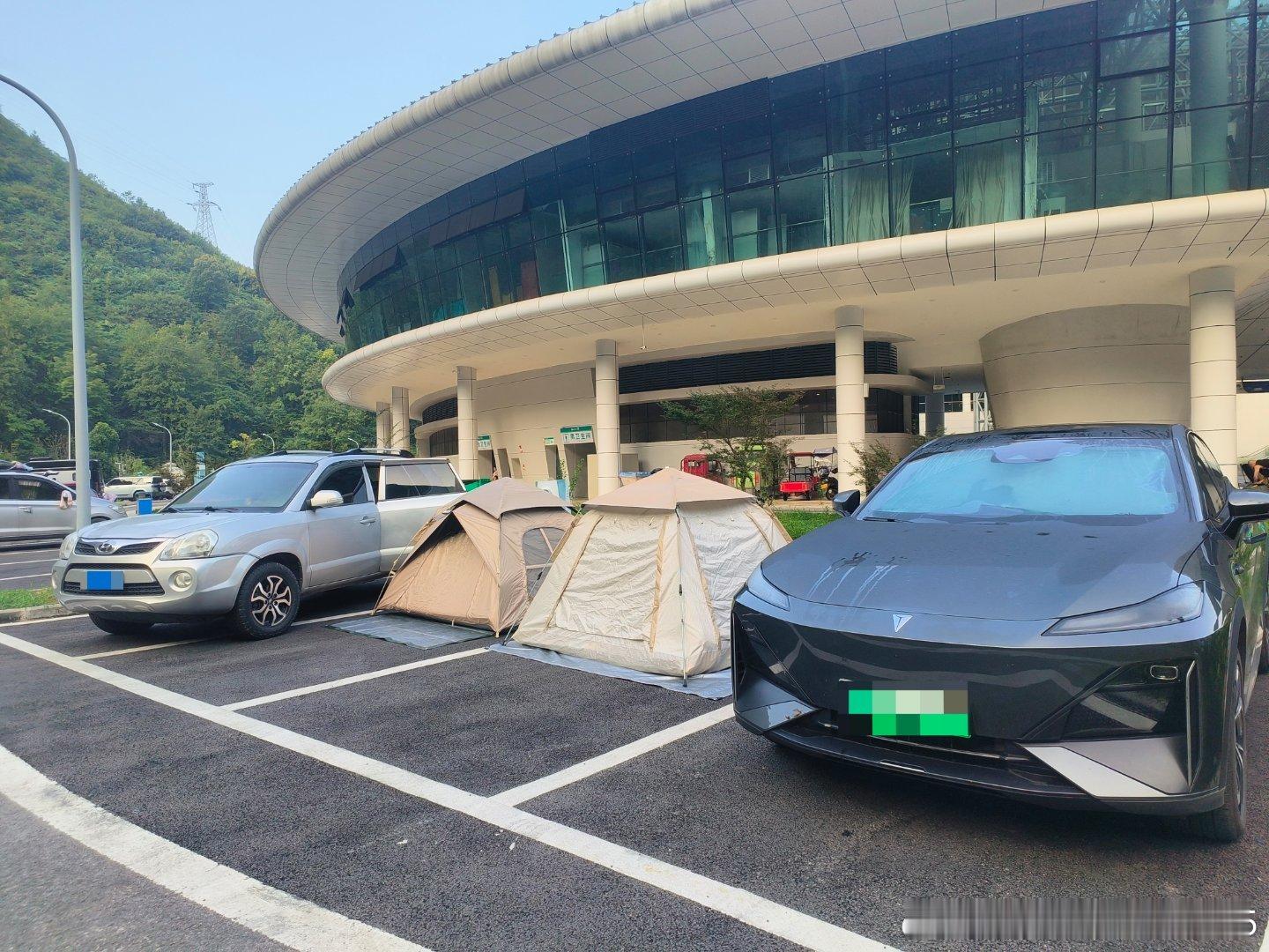 结缘深蓝一路生花
家里一直有换车的计划。但走进深蓝4S店展厅实属缘份。2024年底的一天，在回家路上，我提了一嘴说奔奔显示屏好像有点问题，经过长安4S店我们进去检测一下。于是，在店里我见到了深蓝的两款SUV深蓝S05和07。
其实，我最先看上的是S05，这款车给我的感觉比较时尚，而且车身大小比较适合 ​