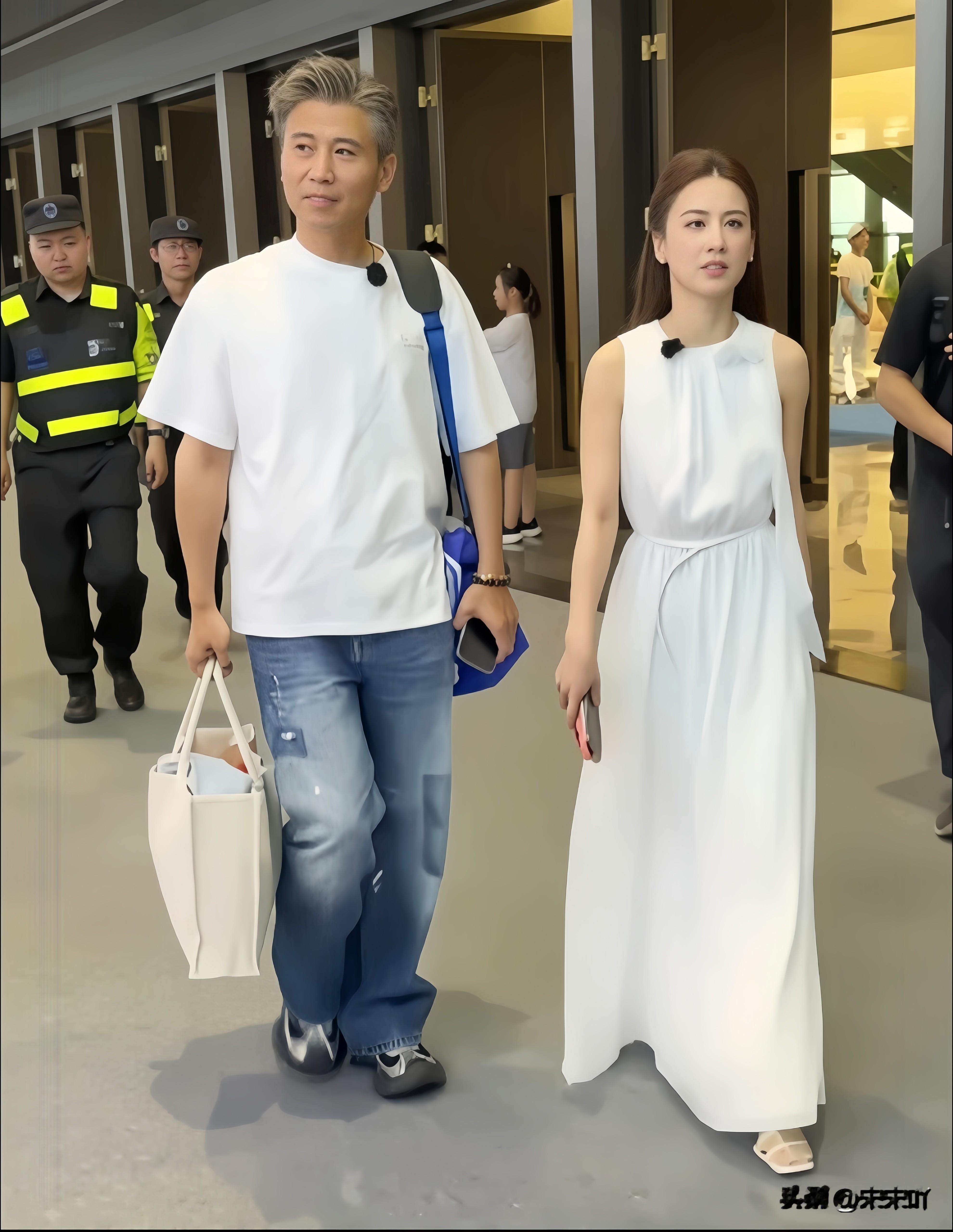 刷到《大哥小助理》那期路透，胡军和李乃文给瞿颖当助理，俩人站一块挺有意思。

李乃文52了，一头白发就这么露着，不染。胡军58，黑发，身板一点没走样，185的个儿往那一戳，还是那个硬汉劲儿。

一个任白发长着，一个把黑发留着，两条路，各有各的体面。

一般男明星这岁数早把白发染得一根不剩，李乃文偏不