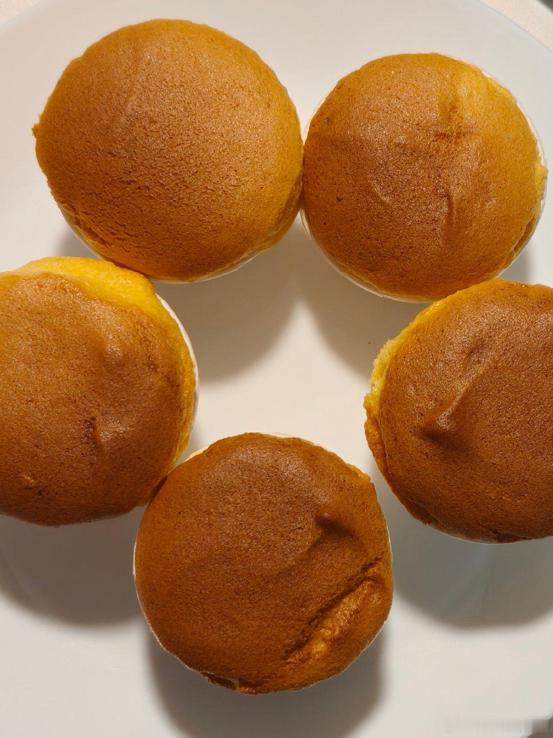 早起给娃安排纸杯小蛋糕🧁
烤得圆滚滚金灿灿，随手挤一层奶油就氛围感拉满。
 
没有花里胡哨，胜在松软香甜

#你更新iOS27了吗##我的美食日记# 
这几年不用过苹果手机了 ​