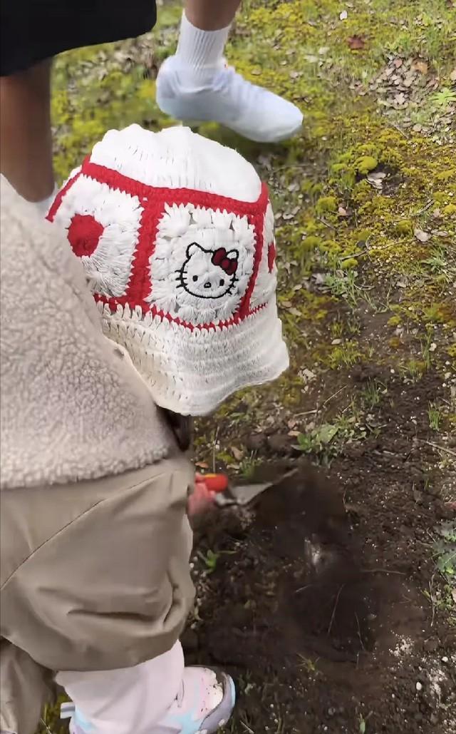 周杰伦被女儿一铲子土糊一脸，昆凌笑到直不起腰，画面太真实了 ​