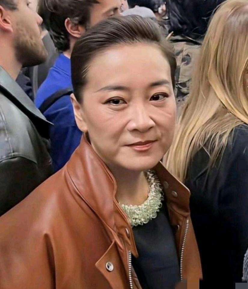 告别喜剧形象，贾玲米兰时装周亮相，完全换了个人

根本认不出来，这居然是贾玲！亮相米兰时装周，气质和从前判若两人。
 
皮衣搭配利落背头，端坐秀场头排，体态挺拔，下颌线清晰。减重带来的不只是外形变化，整个人自信感拉满，彻底跳出往日喜剧人的固有标签。
 
生图曝光引发热议，很多网友直呼不敢相信。