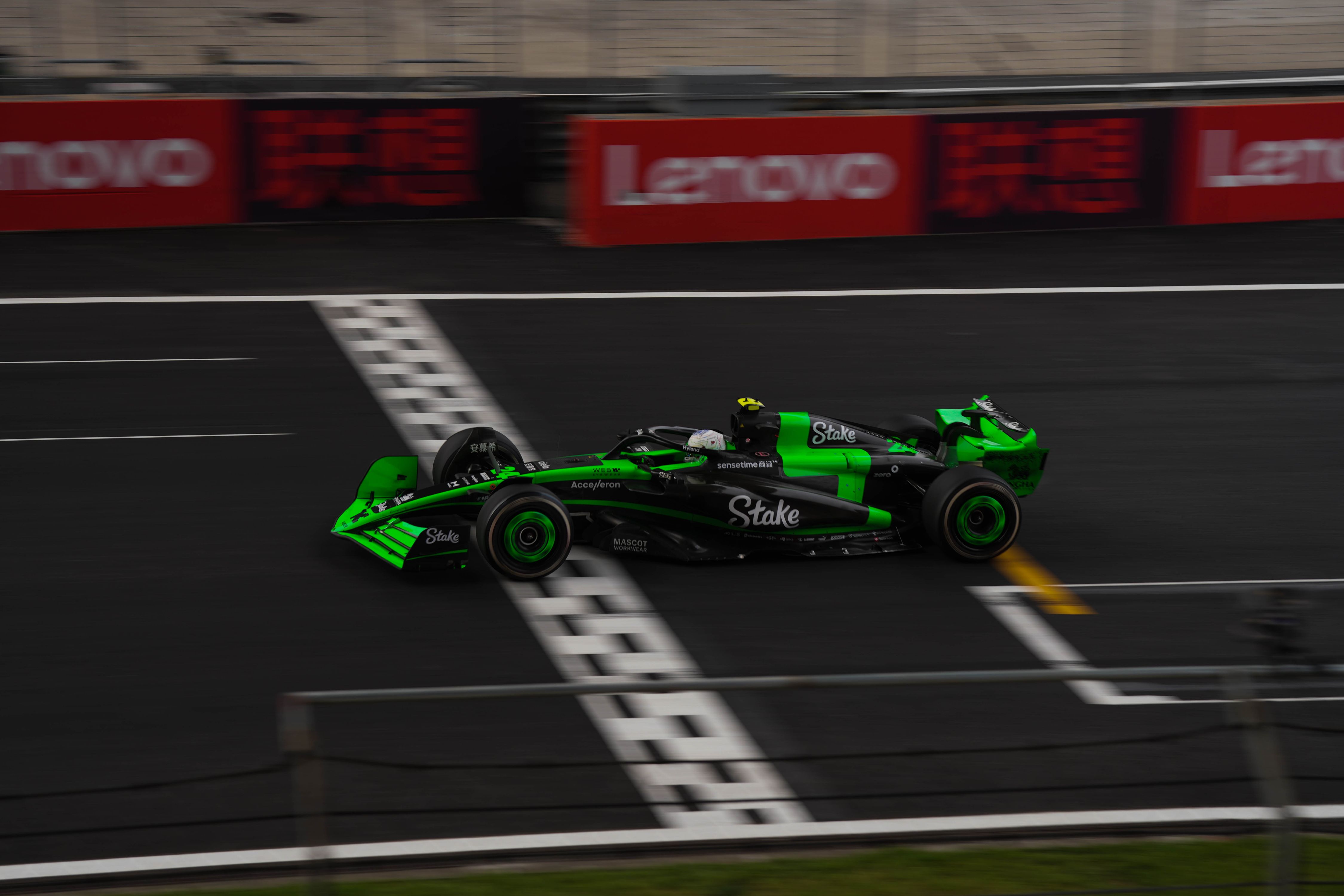 F1 墨西哥站：六家引擎厂洗牌后，高原是残酷的验收场
2026 年的动力单元版图彻底重排：奥迪接替索伯变厂队，本田借阿斯顿马丁回归，红牛福特自研落地，阿尔派送走雷诺、换上梅赛德斯引擎，凯迪拉克先用法拉利动力过渡。六家制造商，第一年就撞上墨西哥城这座全年最高的考场。高原对引擎的挑剔出了名：空气稀薄，内