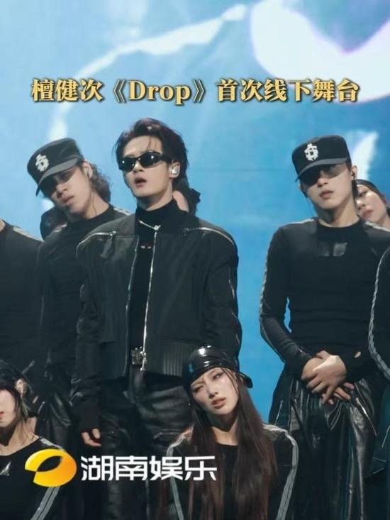 檀健次美好奇妙夜新歌首秀，舞台气场拉满
 
10月11日，檀健次亮相2026美好奇妙夜，带来新歌《Drop》《Dead Reflex》的舞台首秀。一身造型利落帅气，唱跳全开麦，动作卡点精准有力。
 
兼具演员与歌手身份的他，一站上舞台就掌控全场，力量感十足。这次新歌也是他参与制作的作品，用心打磨舞台