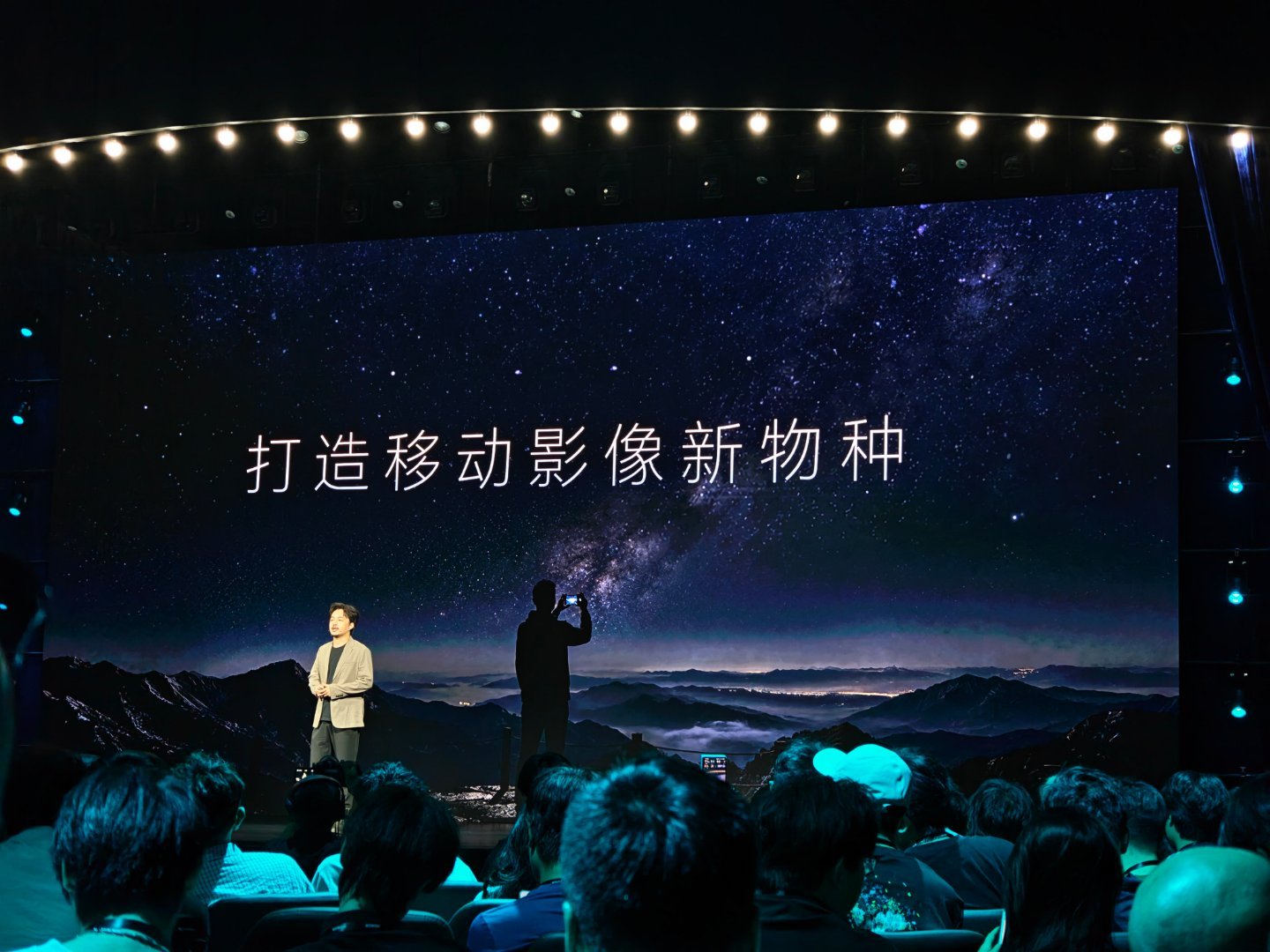 荣耀Robot Phone，让技术走进现实  业界首创的荣耀钛合金灵巧...