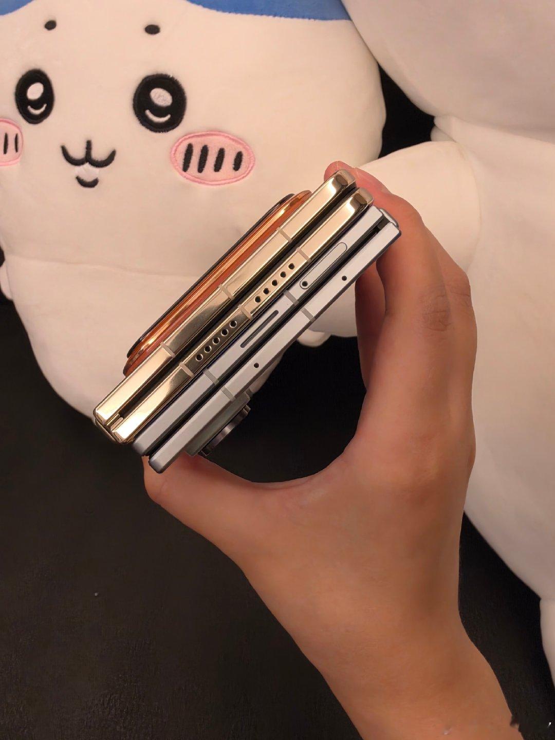 朋友的菊花厂阔折叠，对比俺新入手的三星 Fold 8，一个是笨重的原始人，一个是轻巧的现代机，特别是手感更是让朋友破防了#三星ZFold8##三星折叠屏薄到离谱了# ​