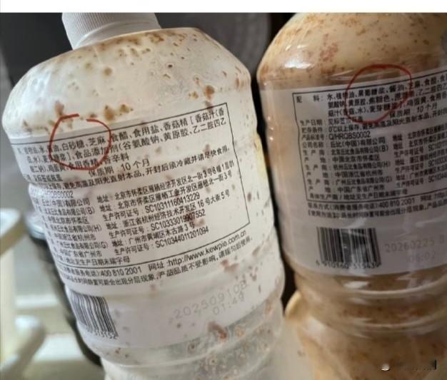 如果你有看食品配料表习惯的话，应该会发现现在大多数食品里面已经没有白砂糖的踪迹了，而是果葡糖浆！
果葡糖浆的价格更便宜，它进入人体后是可以直接被身体吸收的，不需要胰岛素的帮忙，直接进入肝脏，更容易转化为三酸甘油酯，推高脂肪肝的生成概率，而且还会促进尿酸的生成。
白砂糖跟它不一样，它必须经过小肠吸收，