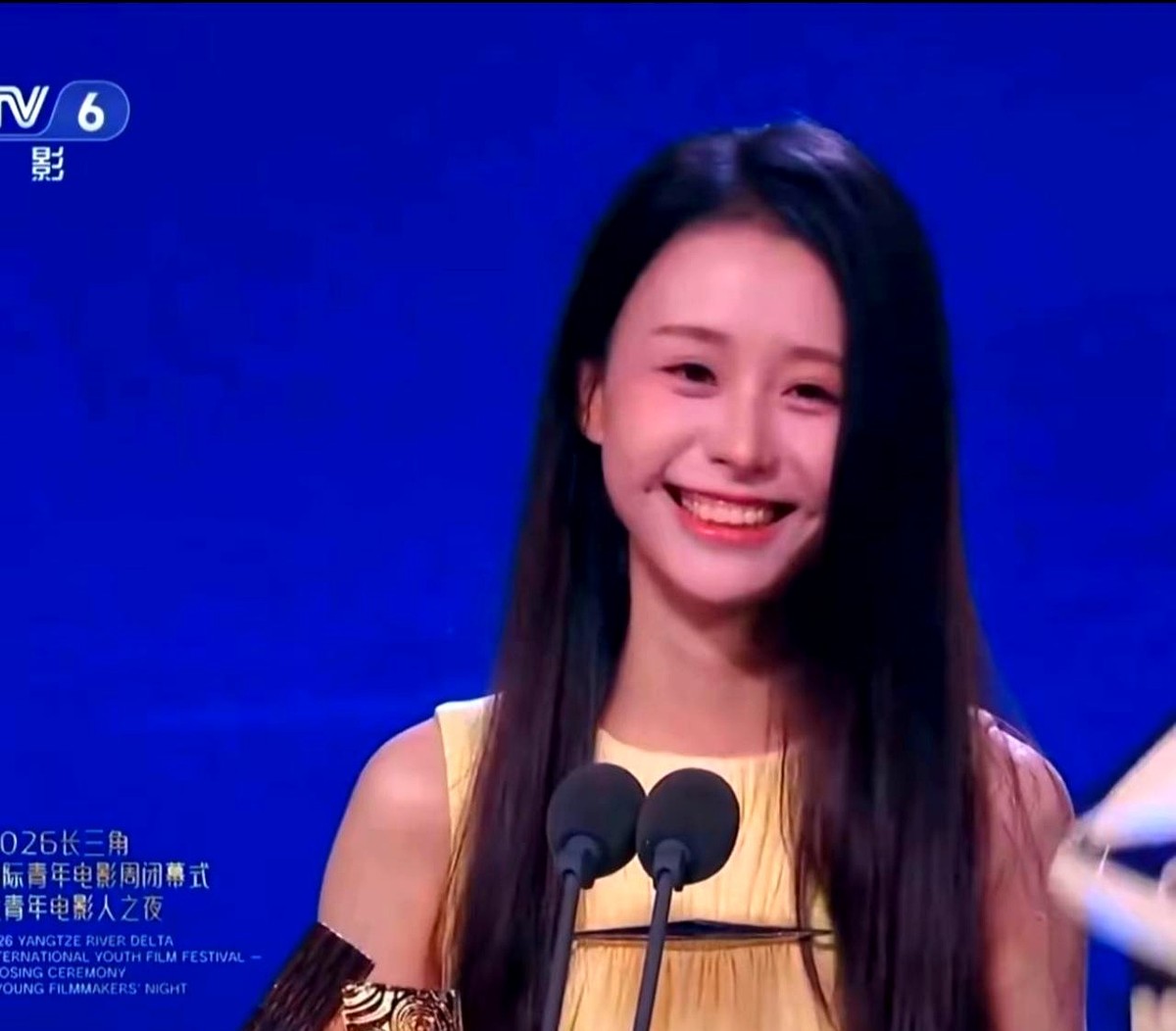 刚入圈就拿了长三角国际青年电影周的“特别关注新人演员”，王晓慧这次算是彻底冒头了。

之前演《阿嬷的情书》就有人讨论她的演技，但更抓人的还是那股温婉劲儿。脸上两个深深的梨涡，笑起来甜到发腻，在满屏统一审美的娱乐圈里，确实有种少见的清流感。

入圈首个奖项直接到手，起点算是砸扎实了。

现在的青年演员