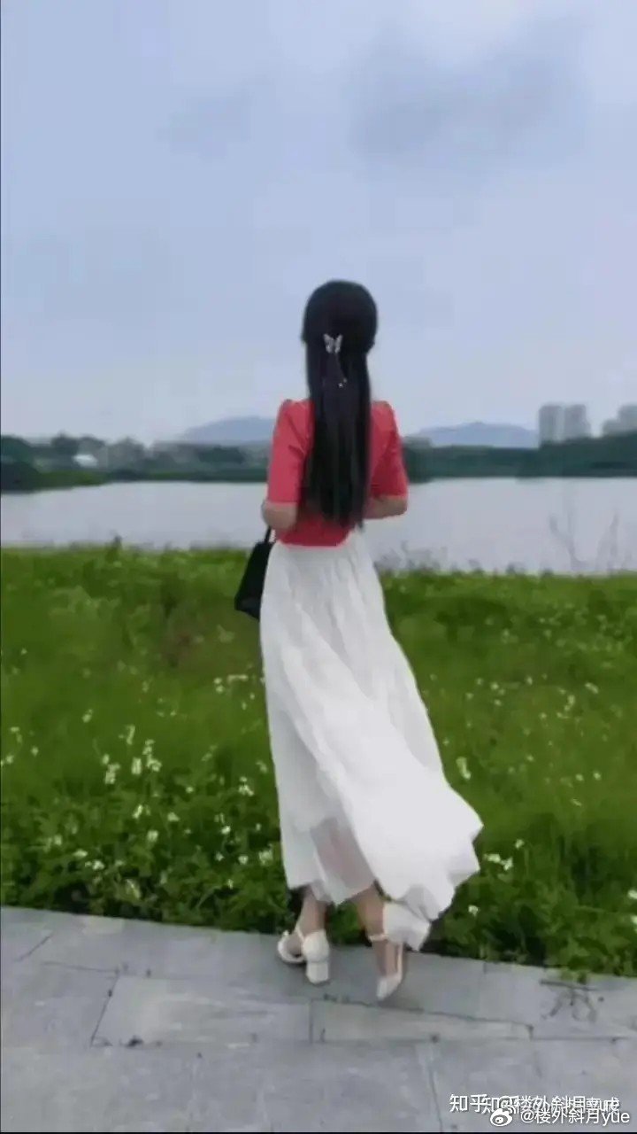 油箱惊魂记

角色

1. 丈夫：名赵郎，性格急躁但关心妻子

2. 妻子：名孙娘，有些迷糊但心地善良

3. 警察：名李捕头，公正明理，经验丰富

第一折：出行前议

时间：清晨

地点：家中院子，停着马车（象征现代汽车）

【赵郎上，整理行囊，唤孙娘】

赵郎（唱）：

今晨欲行路途遥，车马待发心焦躁。
 ​