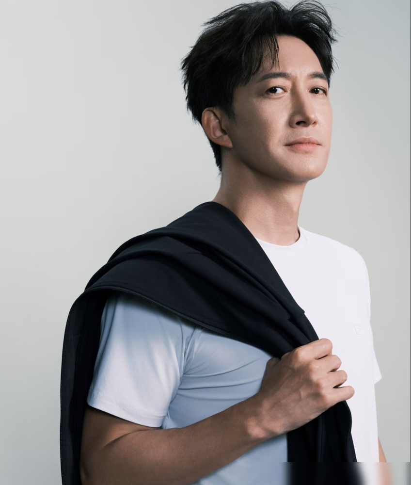 王阳抢戏，13集就抢到热搜第一。
当年《庆余年》，他演滕梓荆，牛栏街下线，热搜登顶，全网意难平，张若昀的男主光环都没盖住他。
后来《叛逆者》，演陈默群，反派硬是演成拽王，跟朱一龙对戏，气场一点不虚。
现在《冬城猎凶》，李豫京对万茜余文乐，照旧稳得一批。
上戏毕业，人艺熬过，配角演到男主，戏份