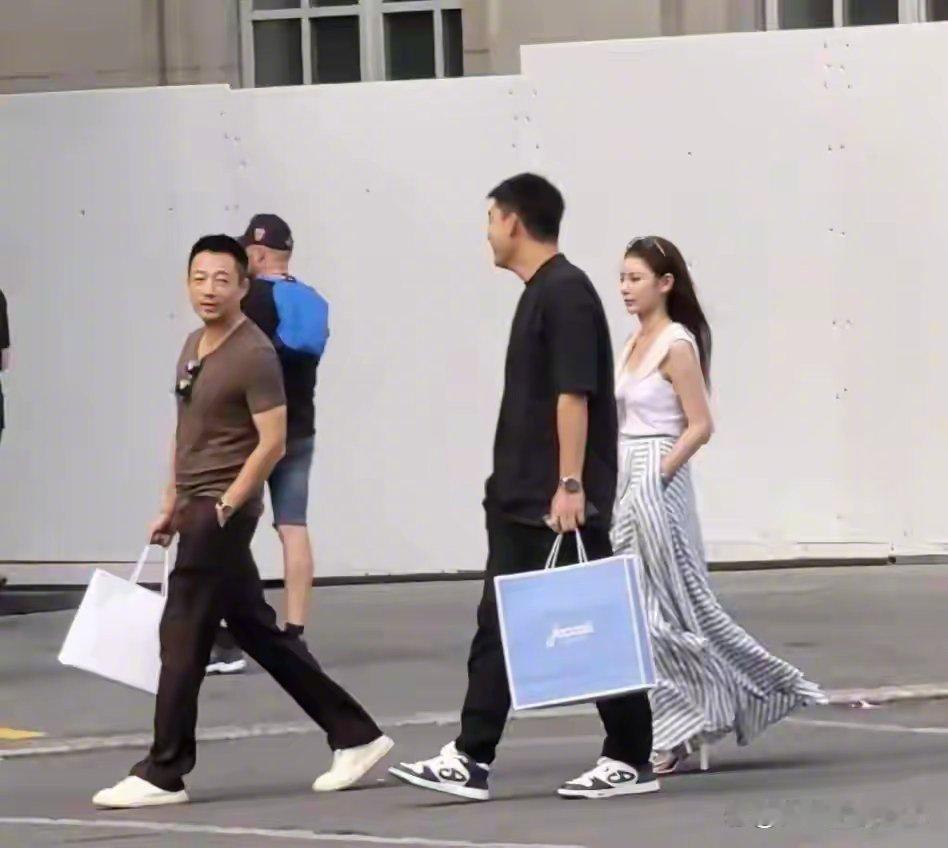 网友偶遇汪小菲和马筱梅在瑞士逛街买买买，惜福，不作，好好过日子才是正事。 ​