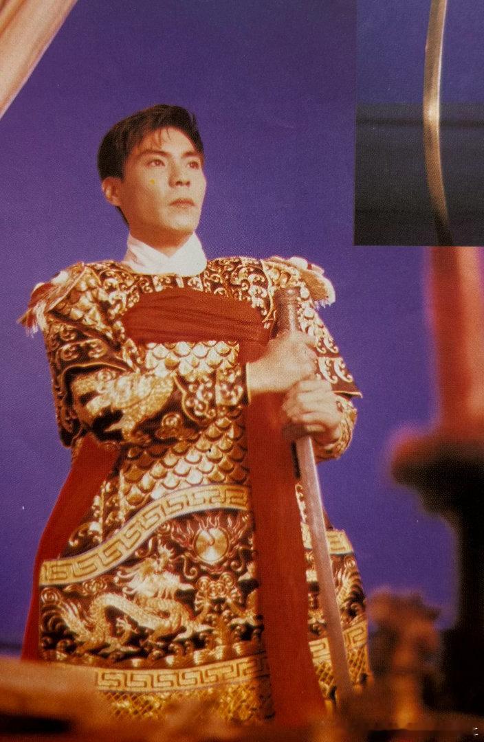 原来我（佛山电视台《电视音乐城》节目主持人）也专访过屠洪刚 ​