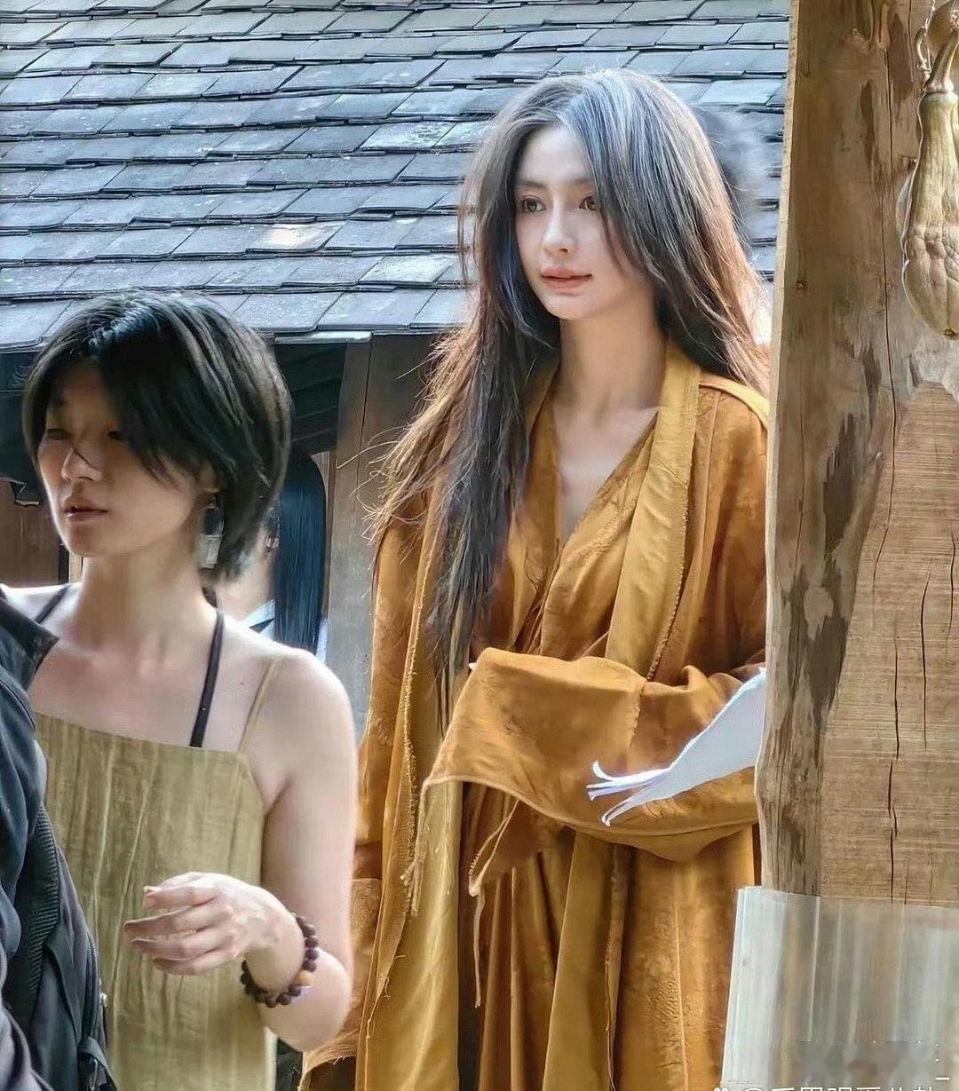 杨颖现身景迈山拍摄杂志！置身山野之间，颜值依旧在线，生图状态好能打✨ ​​你喜欢她吗？ ​