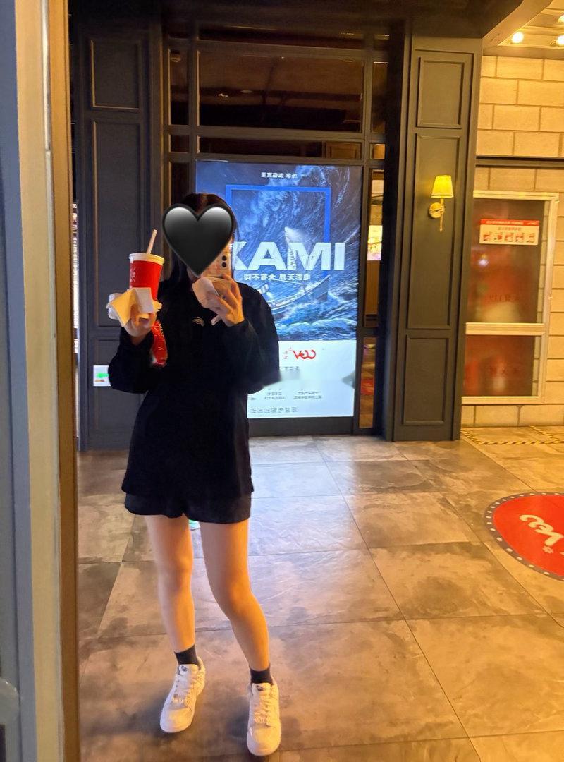 看了#什么意思夫妇电影超话[超话]# 是沈春阳导演，女性视角讲述了婚姻，相互扶持，彼此体谅，懂对方的不易，看到了女性生育的身体损伤，男性拼搏事业困境，很好～离婚冷静期或许不是坏事，给对方一个体谅，一份冲动的降温，虽然灵魂互换有点荒诞，但何尝不是一种视角呢，当初两个人在一起的时候，“我 ​