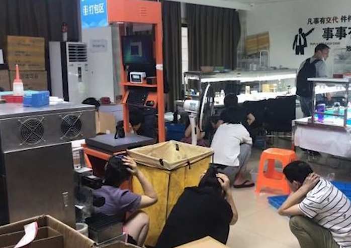 现在直播带货里面，假冒商品的问题，真的越来越值得大家警惕。从假酒，仿冒首饰，再到各种号称专柜同款的衣服，一条完整的灰色产业链，已经做得非常成熟。
 
很多直播间不光模仿外包装，还能配套各种假证书，假标签，普通消费者不仔细分辨，真的很容易就上当。而且有一个很现实的情况，有不少人其实明明心里有数，知道价