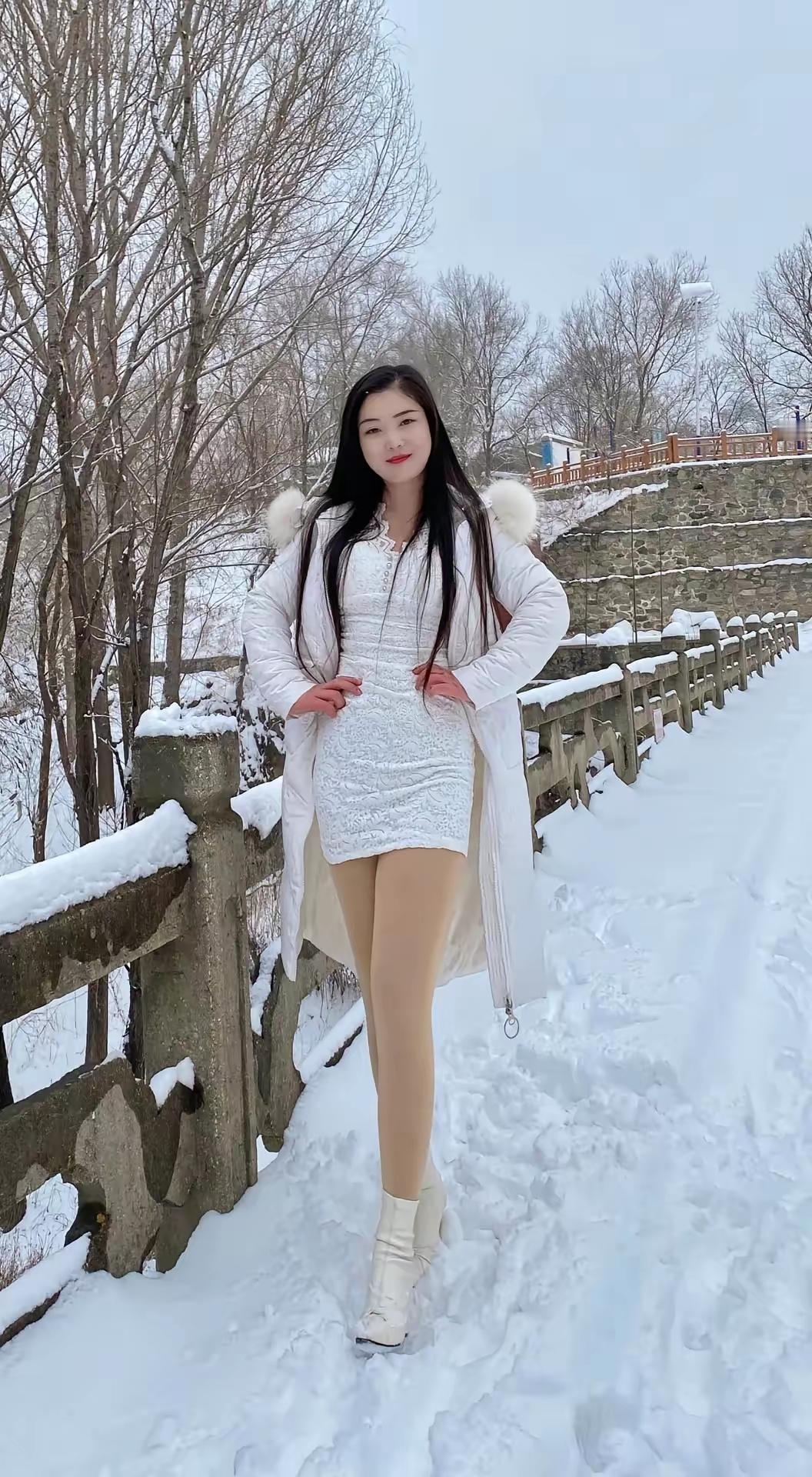 冬日雪景中的时尚少女，温暖冬日穿搭指南🌨️👗👢