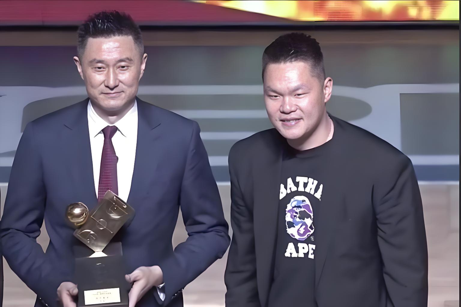 杜峰无论是执教国家队还是广东队，都是呕心沥血，兢兢业业，培养出来的年轻球员和大批