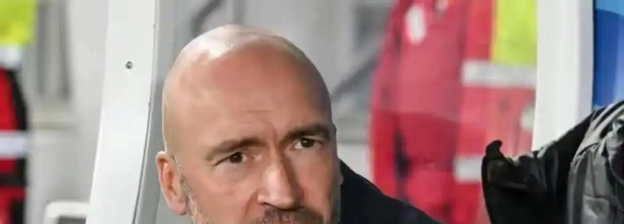 C罗坐私人飞机离队遭芬兰主帅调侃，记者集体沉默没人敢笑，葡足协否认禁赛称门还开着，胜率数据曝光缺阵反而更高
欧国联芬兰对阿尔巴尼亚的赛前发布会上，弗里斯回答“哪些球员可以出场”时主动加料：“昨天没有一名球员乘坐私人飞机离开，所以他们现在都可以出场，我有很多选择。”全场沉默。发布会快结束时他追问“你们