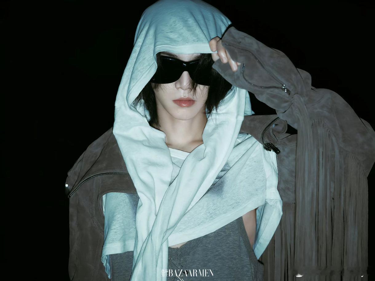 #华晨宇[超话]##华晨宇方发起不夜排倡议# 我想化作 一片云守护天空
吹散飓风 在缤纷世界梦游
我想化作 一棵树陪伴山峰
未来多辽阔 鲜花永不会凋落
—— 《晨光里有你》 ​