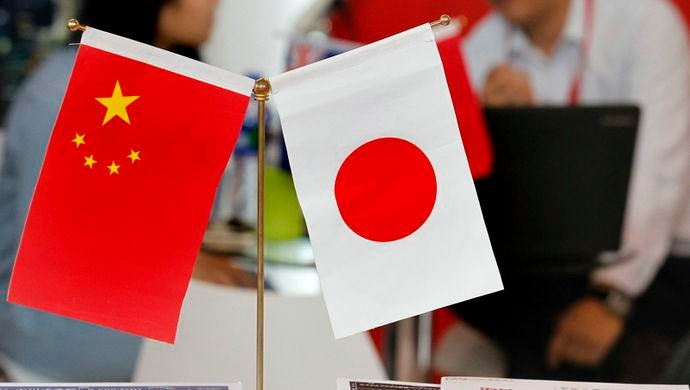 日本和中国签了！ 

10月8日，丰田社长首次访华，第一站就到了广州，当天，中国一汽、广汽集团与丰田汽车签署新的战略合作框架协议。 

这场签约的规格非同一般。广州市委书记冯忠华、市长孙志洋亲临现场，丰田社长近健太专程从日本飞抵广州，这是他上任后的首次访华，第一站就落在广州。一汽总经理刘亦功也到场，