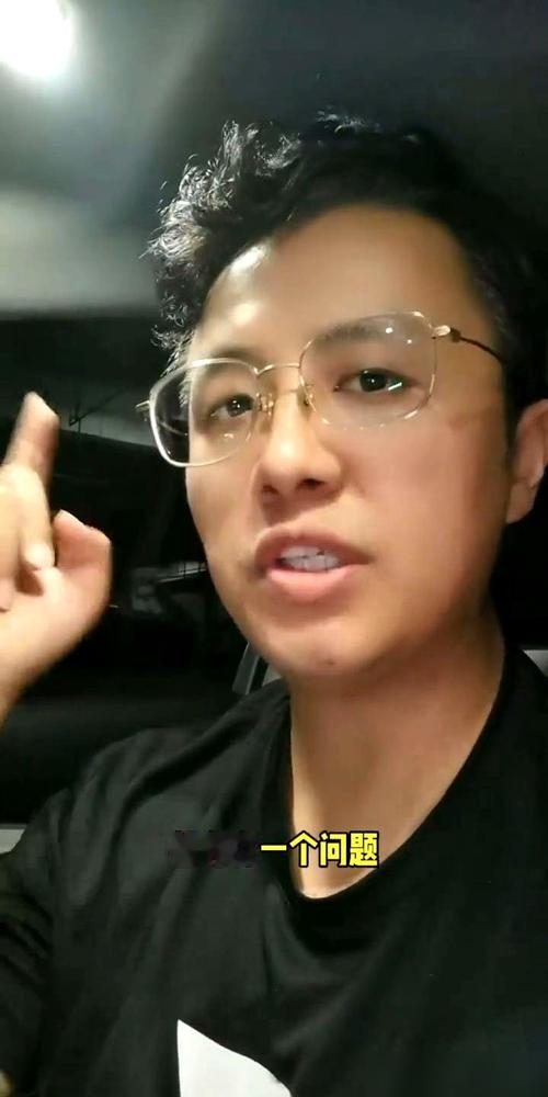 打乒乓球的都错了！发长短球根本不用改动作！
国际乒联官方教学明确说，大部分业余球友发不好长短球，根本不是动作错了，是击球点高度没调对。
发急长球就把击球点放低，出球弧线平速度猛，对手根本借不上力。发近网短球就把击球点抬高，方便控弧线加旋转，落点能精准贴网。
说白了，不管打球还是做事，找对核心问
