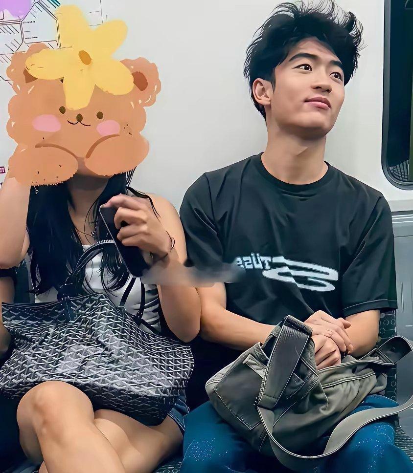 谢霆锋的儿子颜值怎么差那么多，父母都那么好看，他咋长得这么普通 ​