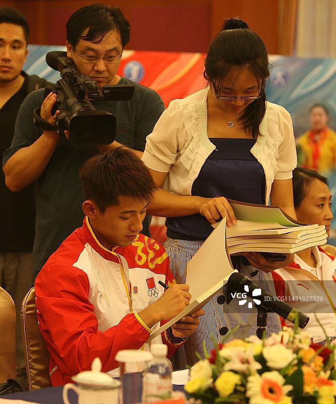 #张继科[超话]#  20120821，山东青岛，2012奥运会花絮#张继科# （cr:视觉中国） ​