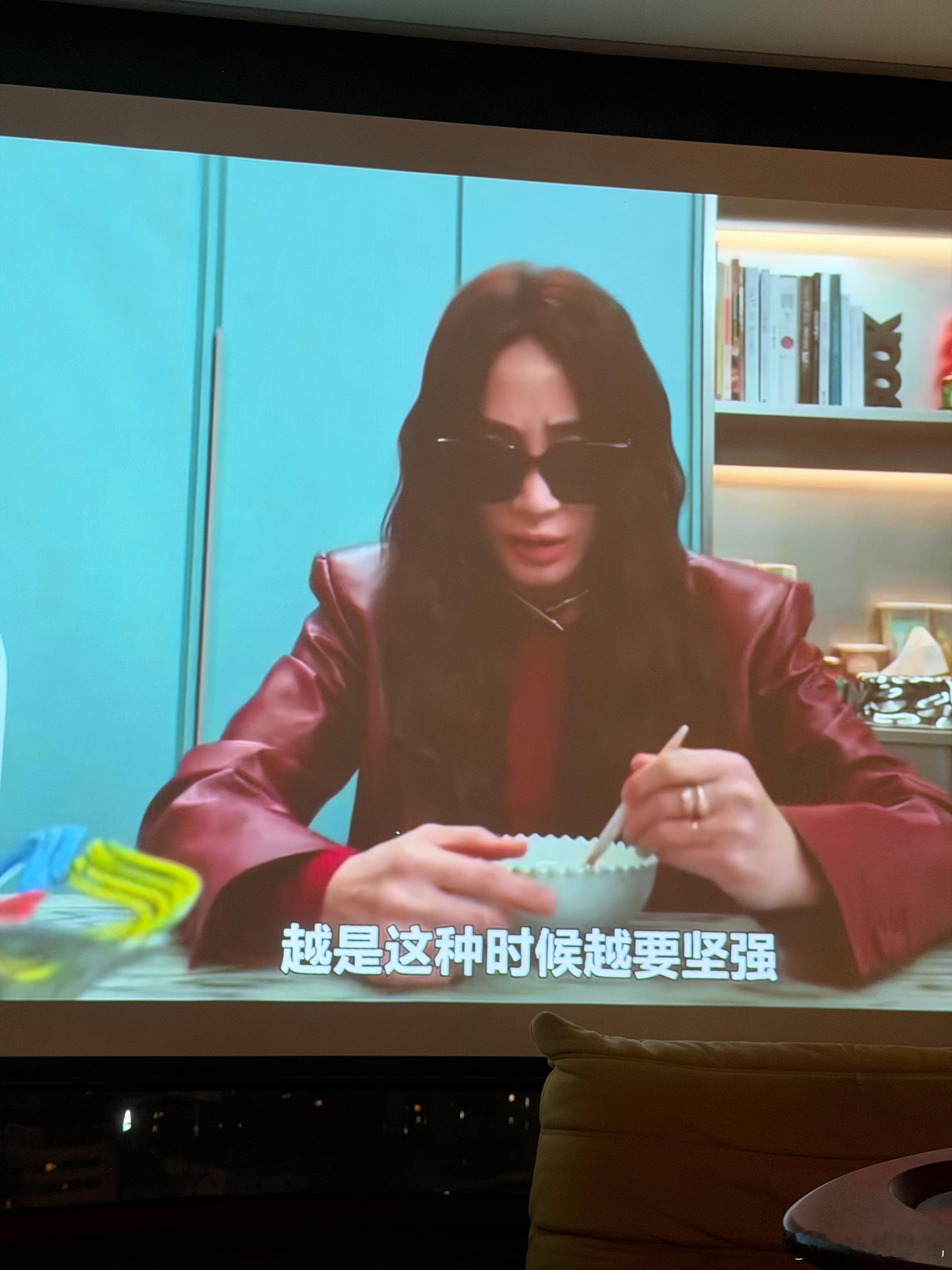 《现在不是出轨的问题》，好癫好喜欢，中年人可以一边这么倒霉一边这么搞笑吗。
女主起初凭借一己之力带动全家阶级跃升，为了拉投资，指使帅气老公勾心女明星以此结交新邻居，结果投资没拉到，老公出轨也是小事，更倒霉的还在后面… 剧集从第一集开始就情节紧凑，转场华丽，配乐幽默，颇有种看热闹不嫌 ​