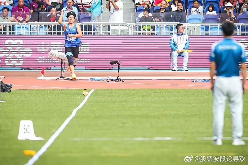 一投定乾坤！严子怡第一投掷出70.46米，拿下亚运会女子标枪金牌，同时打破赛会纪录 ！刚满18岁的小孩姐，“严一枪”名不虚传。2026赛季田径赛场五次夺冠，多次第一投就锁定胜利，直接“一枪下班”。仅凭开局这一枪，就拉开巨大差距，后面直接放弃剩余试投，霸气收割金牌。不只是中国田径的骄傲，也为亚洲标枪写下全新的高度。18岁未来不可限量！严子怡破纪录夺冠