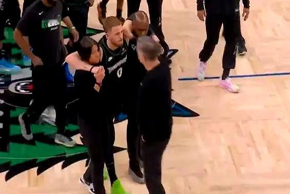 垃圾时间，领先14分，麦丹还要上个篮，约基奇当场就炸了！    直接冲...