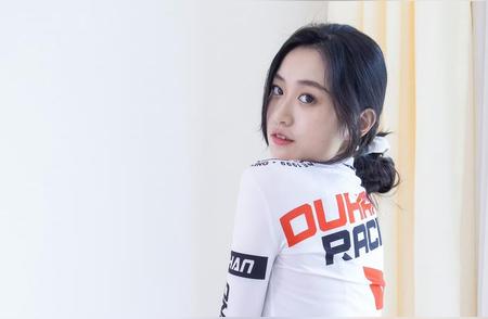 杭州街头最近全是长袖瑜伽裤。 我昨天去湖滨银泰，一眼望过去，十个小姐姐...