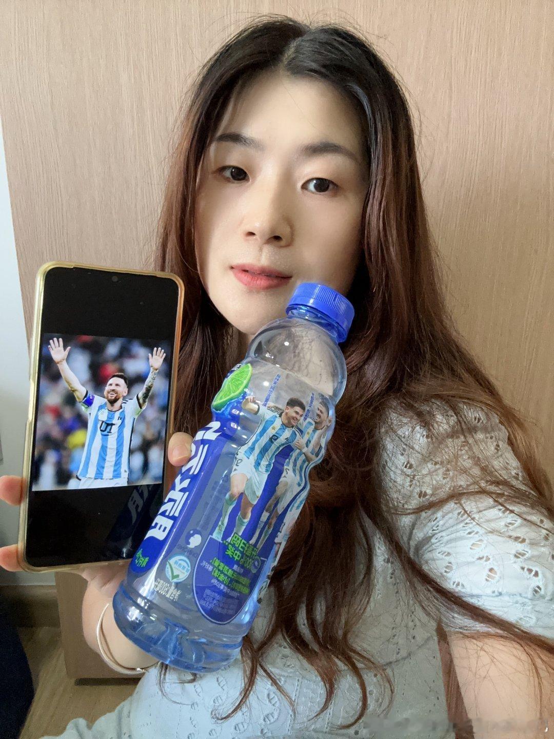⚽绿茵逐梦战歌扬，🥤一口脉动活力长。💙蓝白并肩同喝彩，🏆状态拉满...